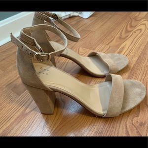 The perfect taupe heel!